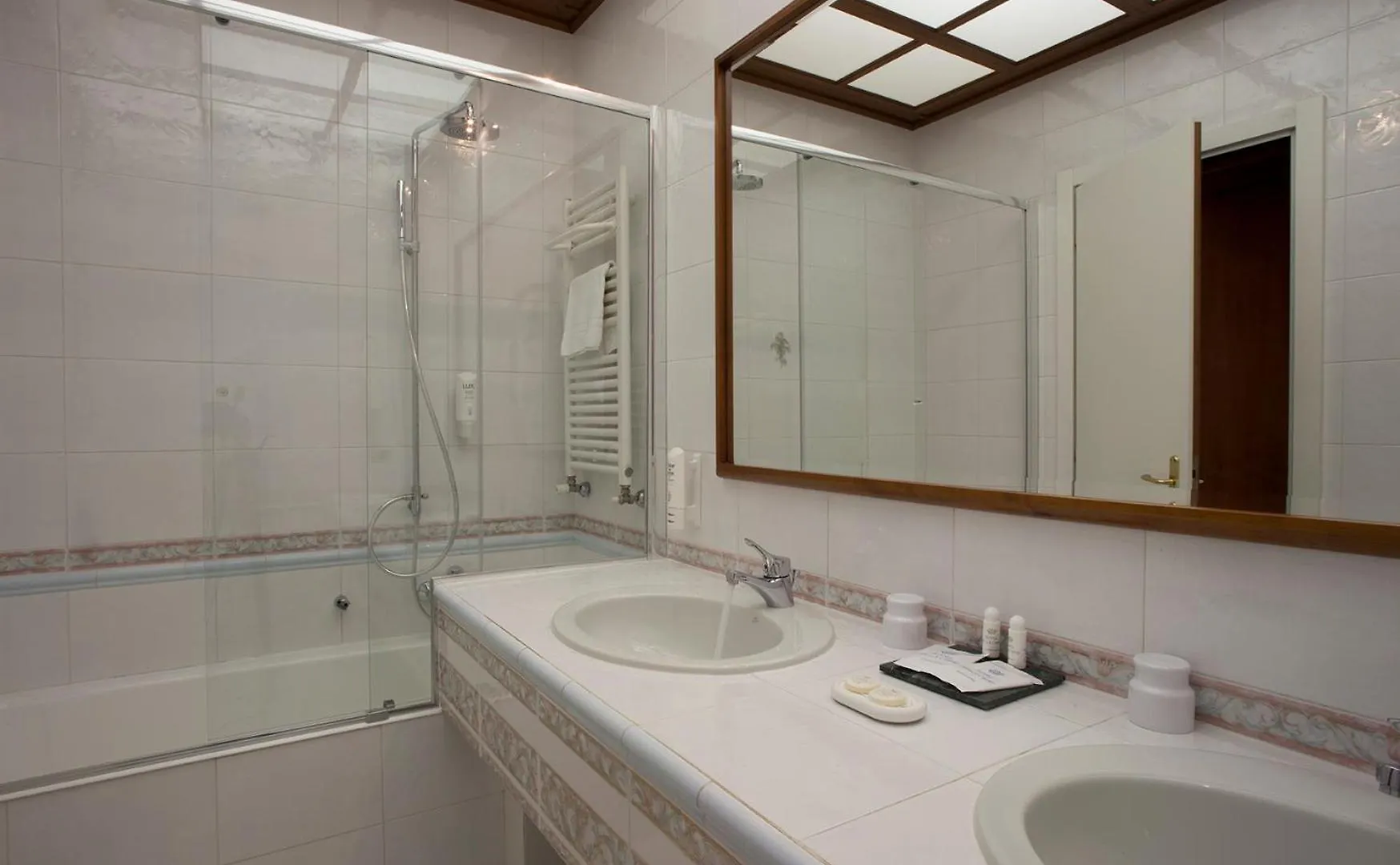 Hotel Villa Capri Gardone Riviera 4*,