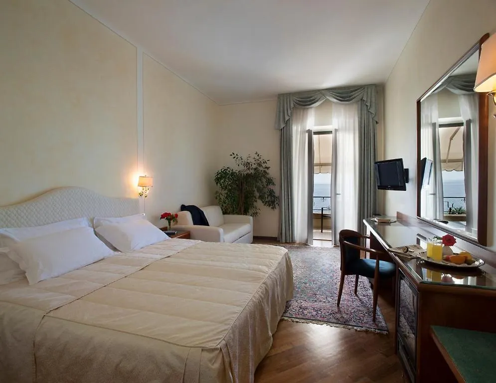 Hotel Villa Capri Gardone Riviera 4*,