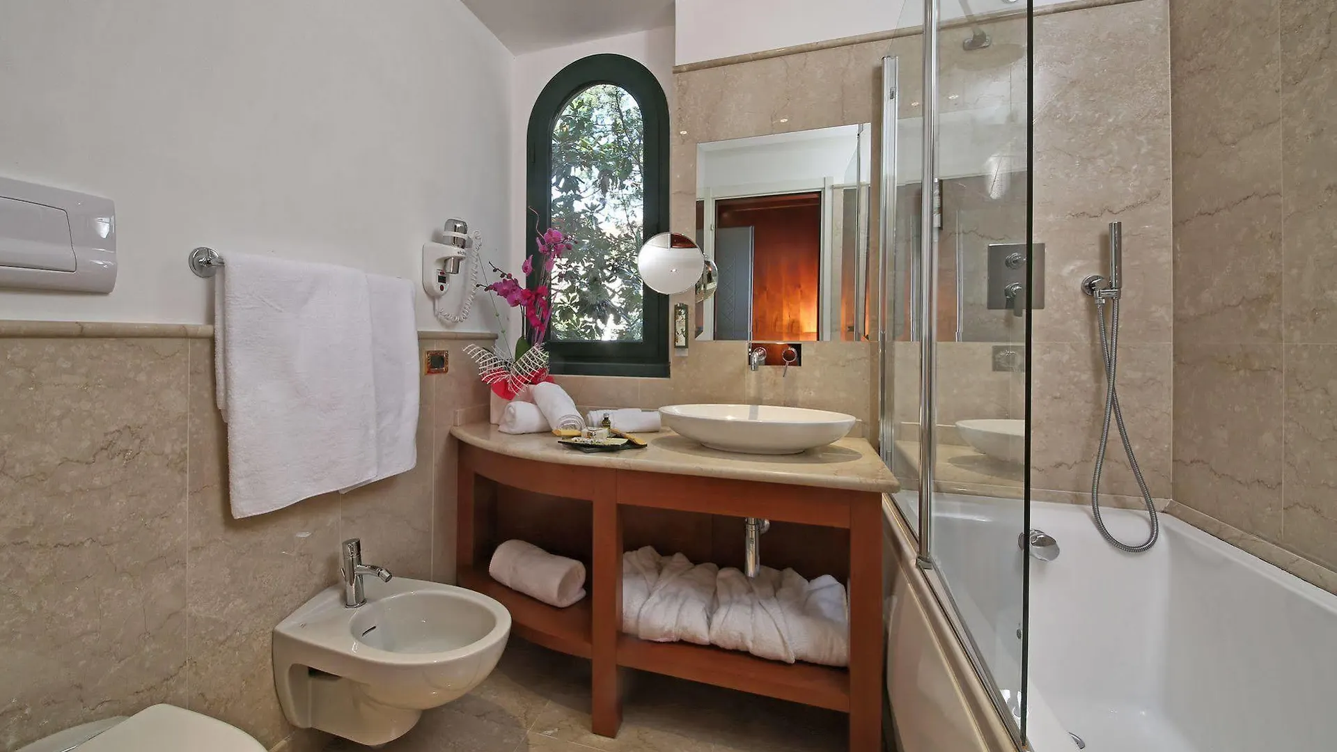 Hotel Villa Capri Gardone Riviera 4*,  Italy