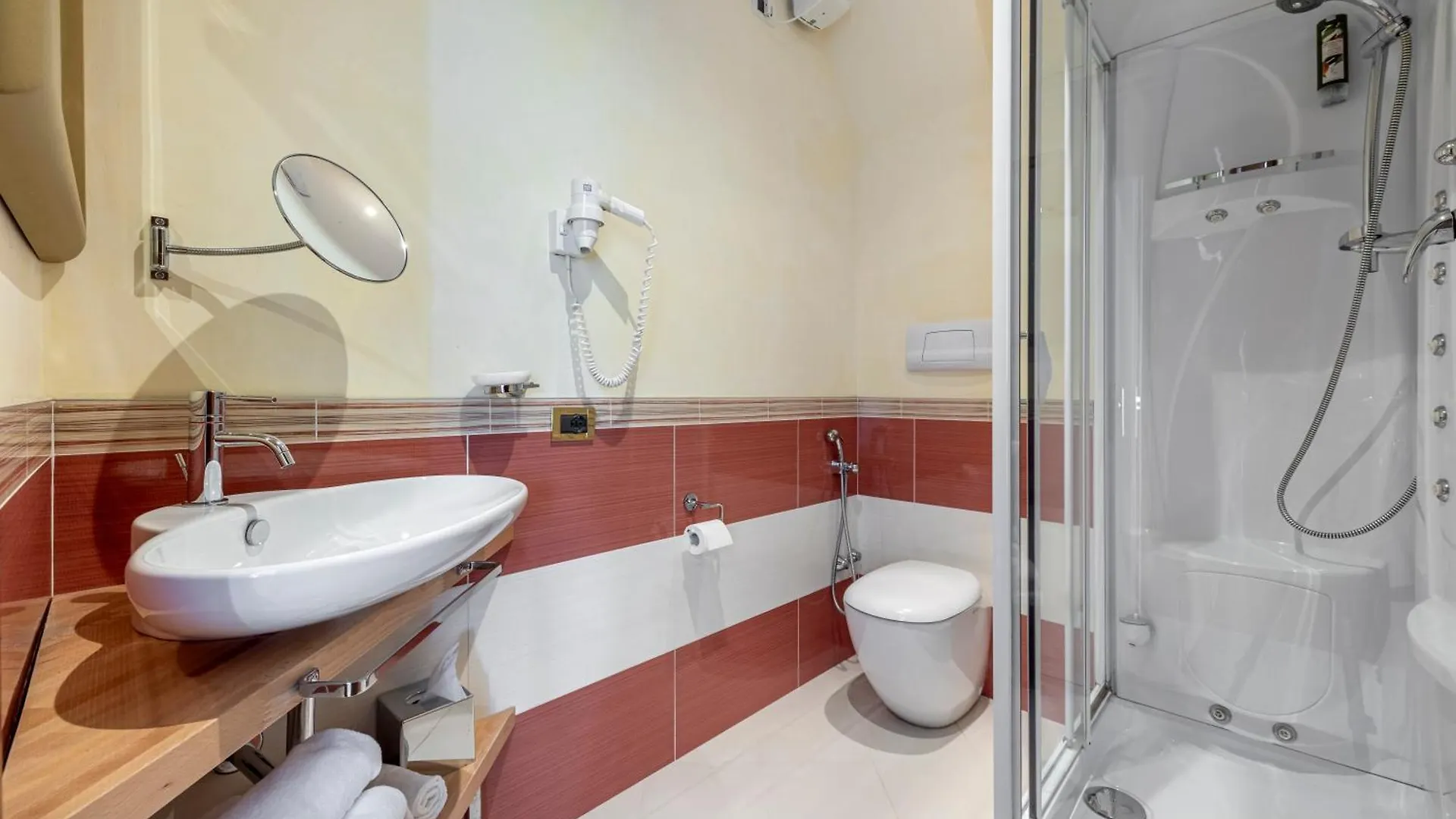 ****  Hotel Villa Capri Gardone Riviera Italia